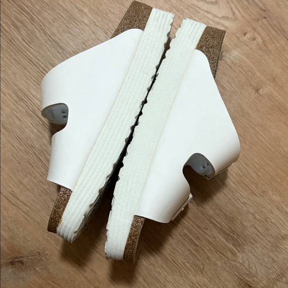 Birkenstock Papillio Arizona Flex Platform
Birko-Flor White 39 (8/8.5) NWOT - Picture 5 of 6